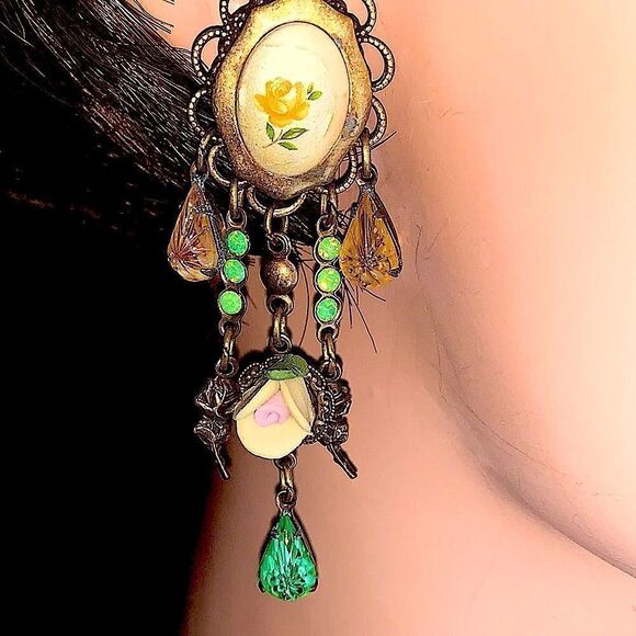 Banana Bob vintage Victorian Rose chandelier earrings 2.5” pierced - Picture 3 of 13